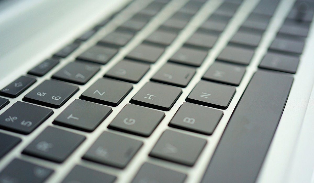 How to Improve Typing Accuracy Without Looking at Keyboard